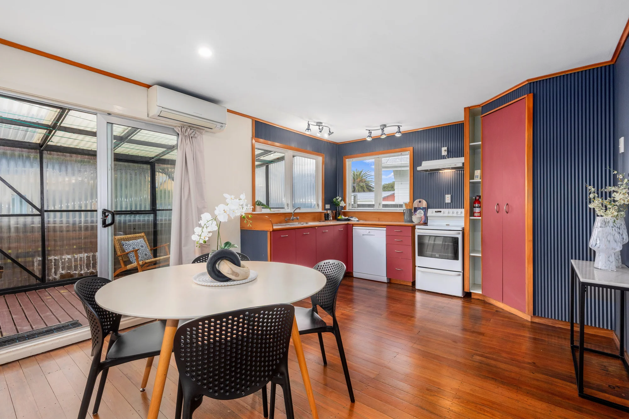 Wainuiomata 3Phòng ngủ Price drop on Parkway!