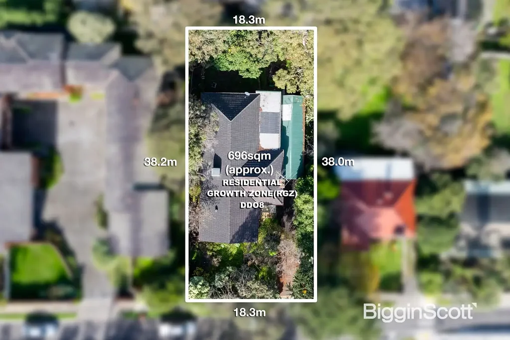 Doncaster 5房 步行距Westfield 便捷接高速 靠近Koonung Creek 公园环绕 学校划区 交通畅达 Prime Development Opportunity in a Blue-Chip Lifestyle Location