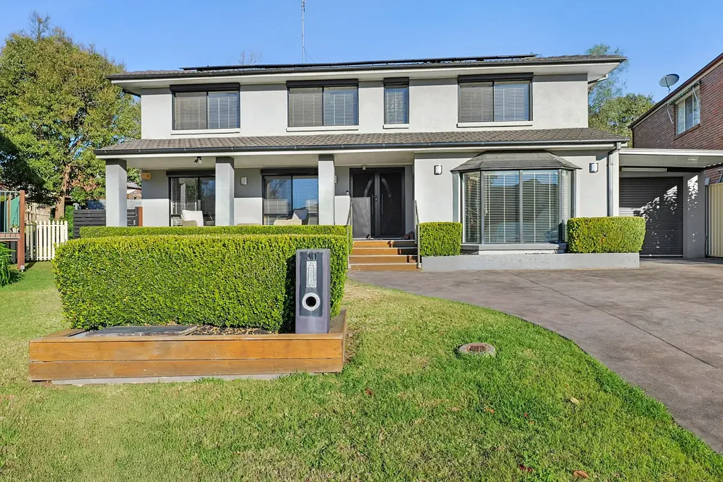 Windsor 4Moenga Supersized Family Living in Desirable Location