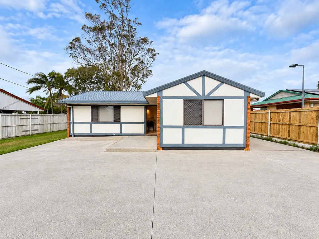Boronia Heights 3침실 3 Bedroom Home on a Large Block with Potential - 2x wide Side Access points