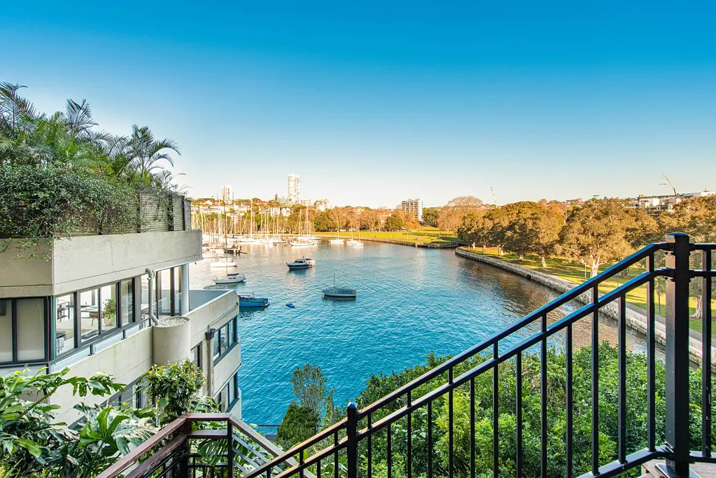 Harbourfront apartment with sweeping bay views