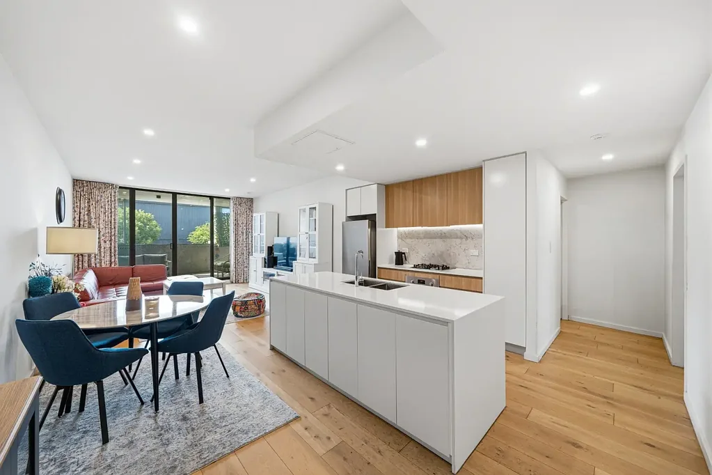 Gladesville 3कमरा Oversized three-bedroom apartment with dual balconies
