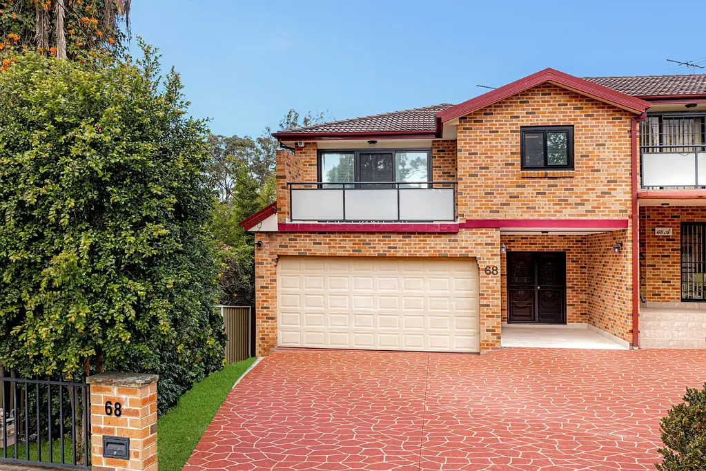 Hurstville Grove 5침실 Solid Double Brick, Expansive Three-Level Duplex - 800m to Hurstville Station