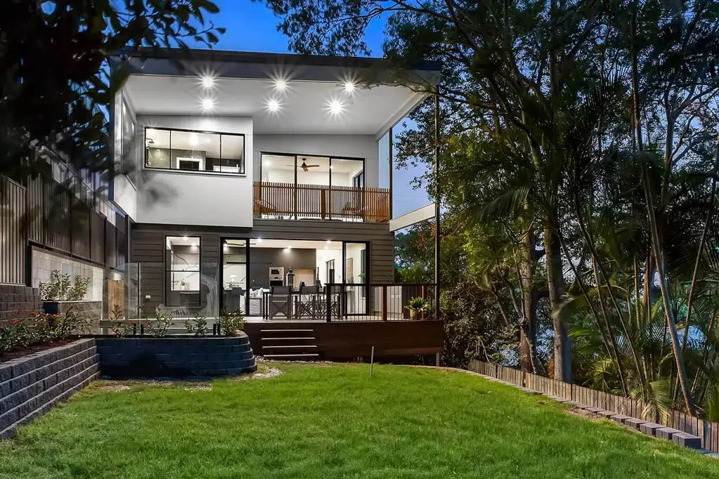 Indooroopilly 5कमरा Near-New Architectural Retreat with Pool and Leafy Views