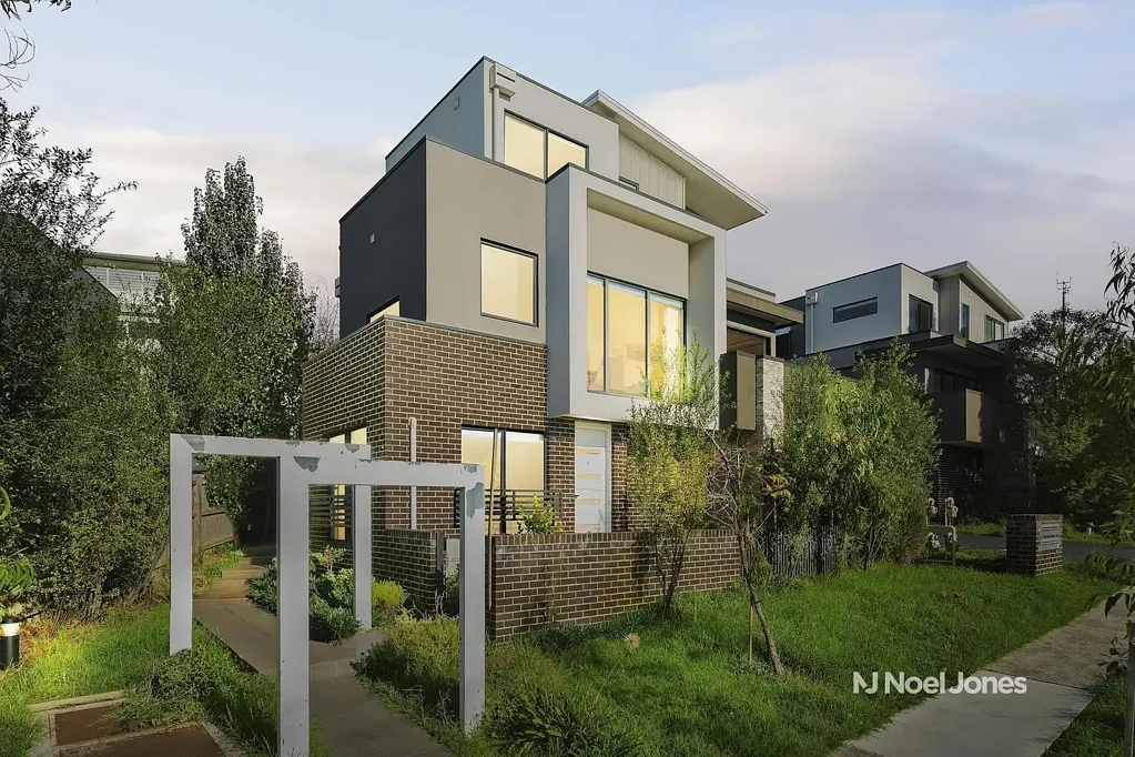 1/2 Curlew Court, Doncaster, VIC 3108
