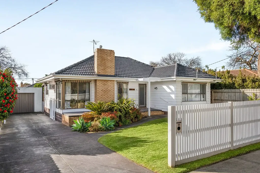 Frankston 3Phòng ngủ The Brief: Weatherboard Warmth in Frankston High School Zone