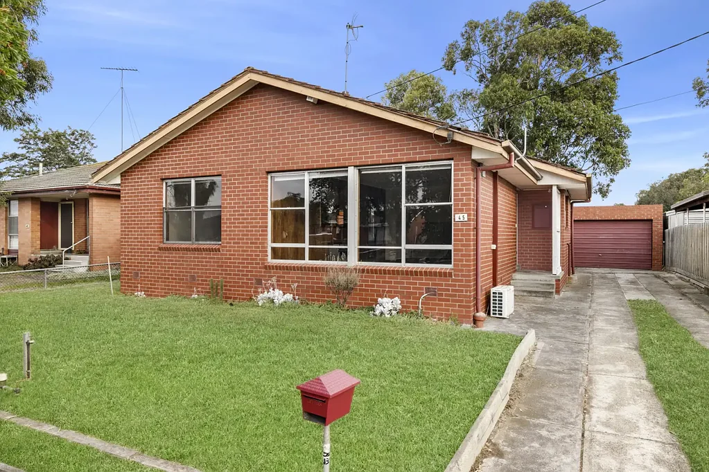 Newcomb 3房  An Opportunity With Upside in a Walk-to-Everything Prime Location