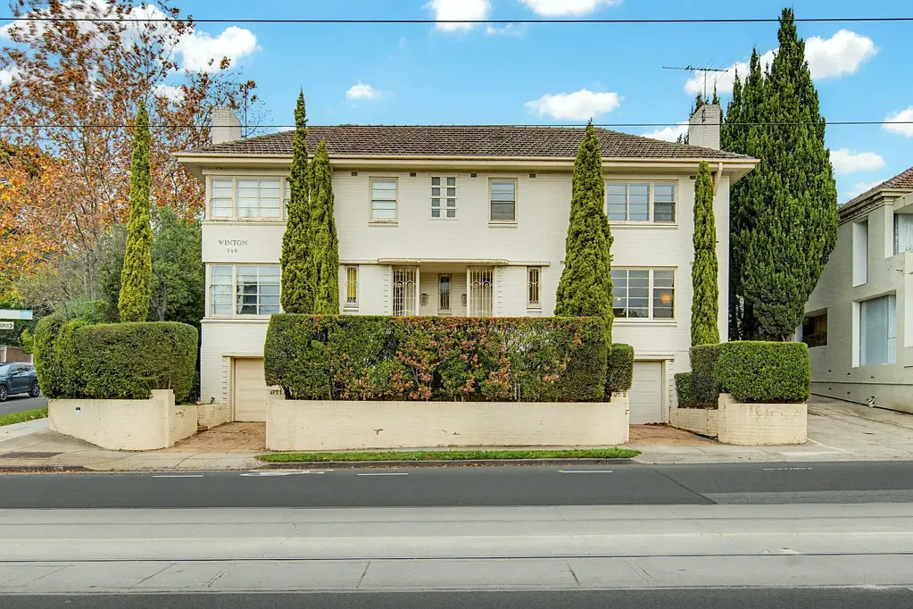 Toorak 3房 高地沐浴阳光 广阔视野 砖石结构 宽敞客厅 北向采光 开放式壁炉 现代厨房 不锈钢电器 充足储物 三间卧室 管道供暖 绿树成荫 电车便捷 咖啡文化 步行生活 Epic space and so much promise!