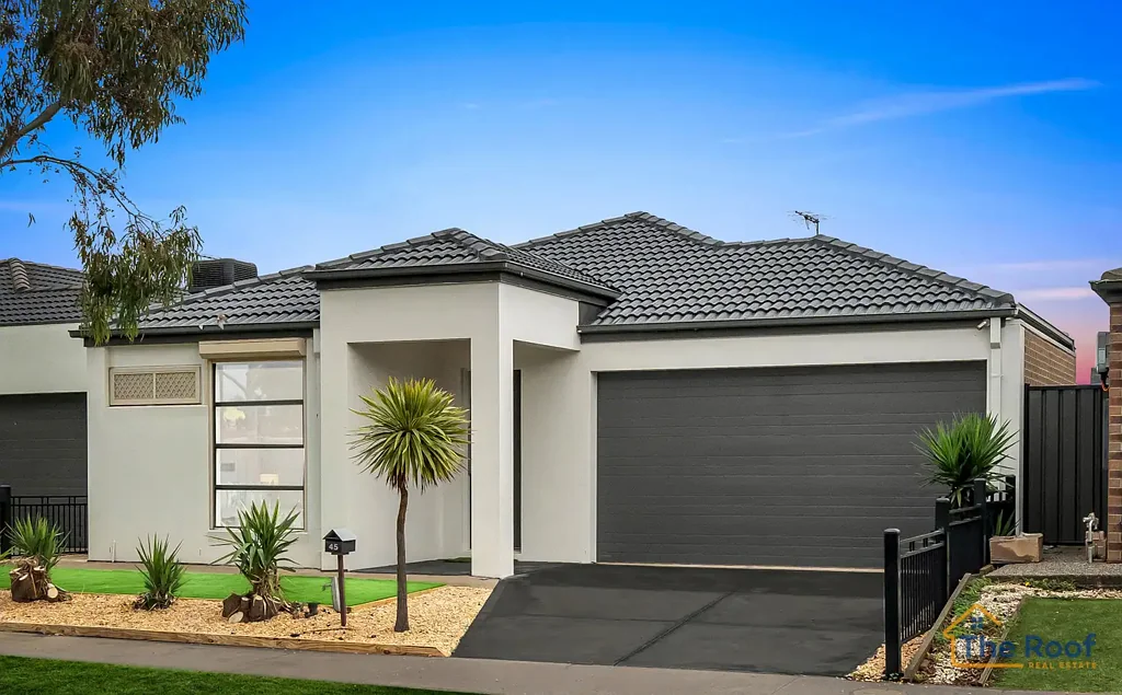 Tarneit 4 Bedroom EAST FACING HOME / WALKING DISTANCE TO SCHOOL AND UPCOMING TRAIN STATION !!