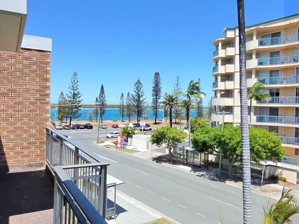 Biggera Waters 2غرفة نوم Vacant Top Floor Gem – Original 2-Bedroom Unit