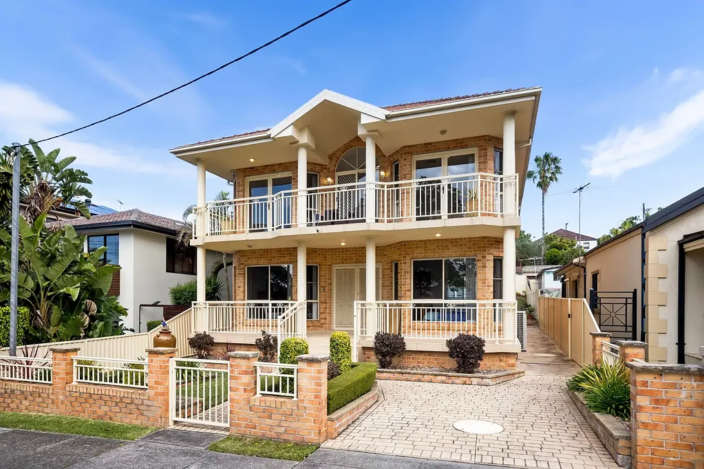 Carlton 5房 全砖工艺 四卧宽敞 高天采光 餐客一体 现代厨卫 优质学区 便捷交通 Massive full brick family home with studio and two street frontages