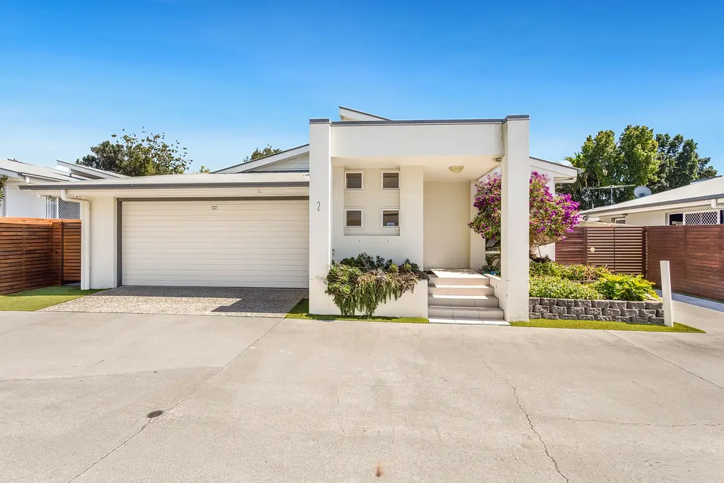 Murrumba Downs 3房 九户门禁社区 安全便捷出入 高天花板采光佳 宽岛台厨房 流畅室内外连接 巨大全天候露台 低维护花园 主卧带套间浴 双车库带工作室 太阳能减电费 宁静角落便利多 Free-standing Villa in Quiet gated complex within Castle Hill estate