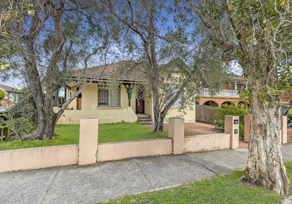 5 Bedrooms House In Prime Location