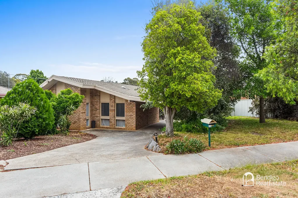 SPACIOUS FAMILY HOME IN SOUGHT-AFTER STRATHDALE