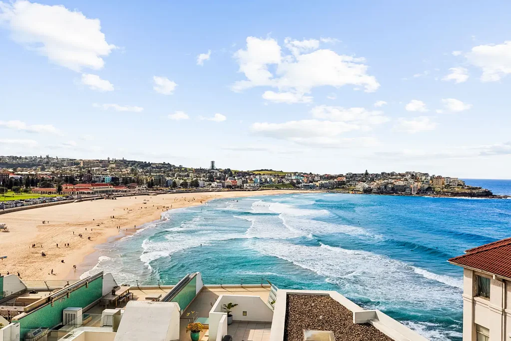 Bondi Beach 迷人公寓，坐拥海滨理想位置，享非凡美景 Captivating Apartment in a Dream Position by the Sea with Remarkable Views