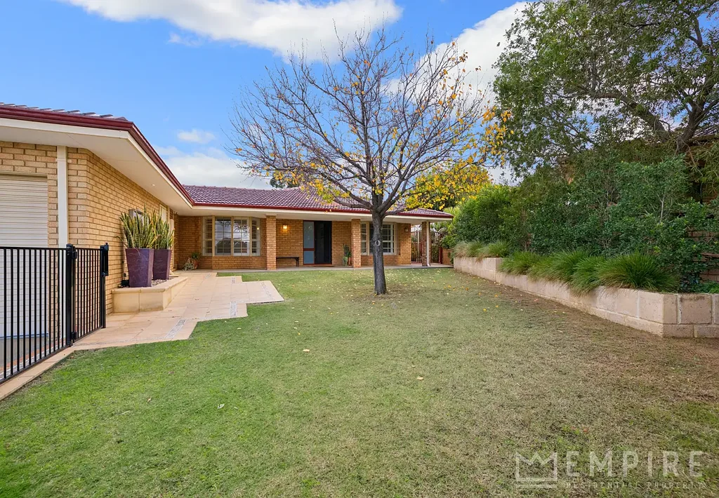Spearwood 4 Slaapkamer 940m2 4x2x4 - Immaculate home...