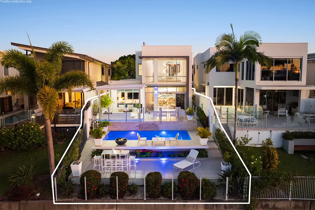 Helensvale 4બેડરૂમ AWARD-WINNING NORTH-TO-WATER LUXURY DUAL OCCUPANCY RESIDENCE