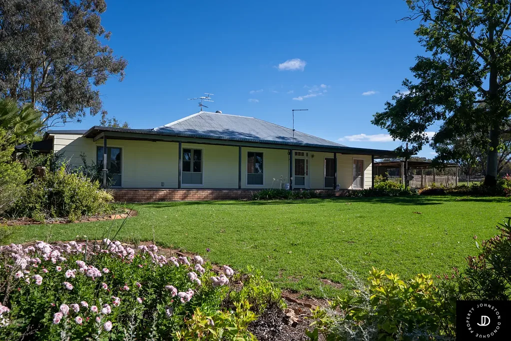 Colly Blue COUNTRY CHARM AND EXCEPTIONAL EQUINE FACILITIES ON 1 HECTARE