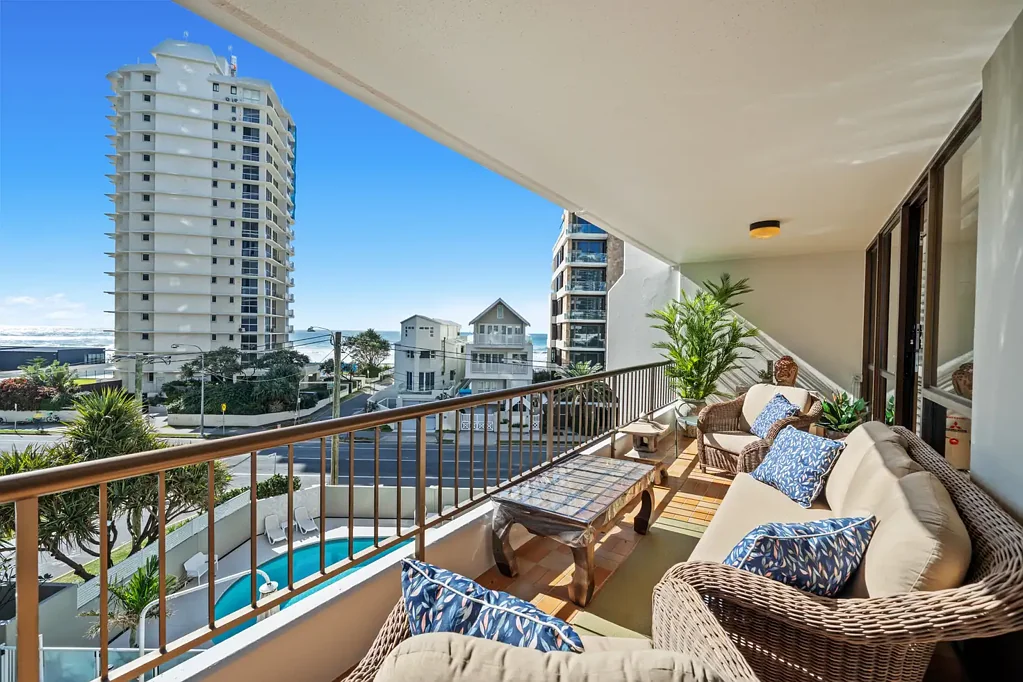 Main Beach 2房  North-East Facing Renovated Apartment With Ocean Views!
