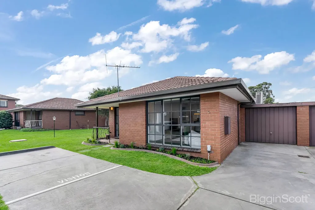 Maribyrnong 2房 中心地带精装公寓 宽敞起居区 全年气候控制 新式厨房石台面 两卧带衣柜 浴缸放松 安全车位或办公 低维护庭院 私密宜人 Modern Living in Maribyrnong