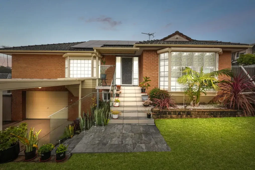 Greystanes 4房 朝北转角地 562.8㎡ 四卧家庭宅 现代厨房 浴室高端 车位充足 私人庭院 STUNNING FULLY EQUIPPED HOME