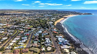 Bargara 3chambre BEAUTIFULLY RENOVATED COASTAL LIVING JUST ONE STREET FROM THE BEACH