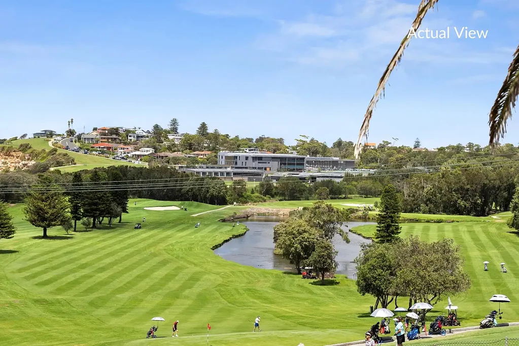 Mona Vale 3房 高尔夫景观壮丽 Miele厨房精良 东北朝向庭院 车库访客位足 步行海滩球场 Elevated Townhouse Overlooking Golf Course & Ocean