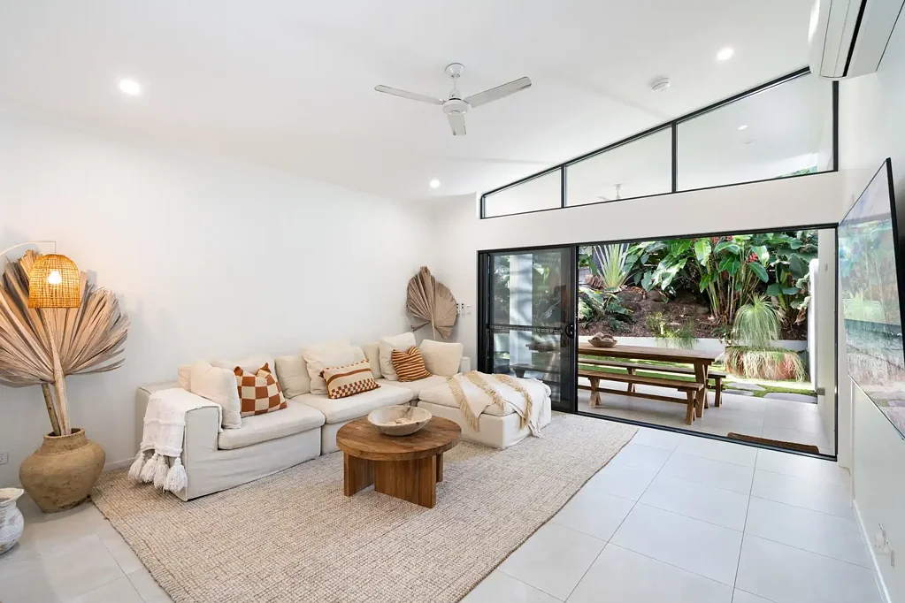 Palm Cove 3房  Modern coastal luxury with resort-style private pool.