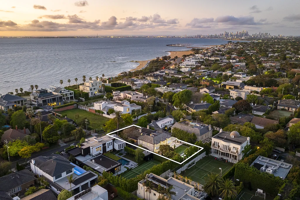 Brighton 5chambre Please call Nick Johnstone to make a Private Appointment - 0414 276 871