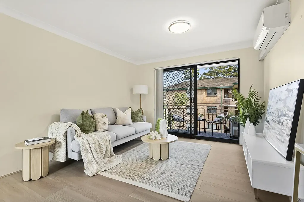 Mortdale 3房 美丽阳光三卧 主卧带柜阳台 超大客厅餐厅 现代厨房电器 空调双阳台 超大车库储藏 罕见无共墙 步行生活便利 Beautiful Apartment with no Common Walls