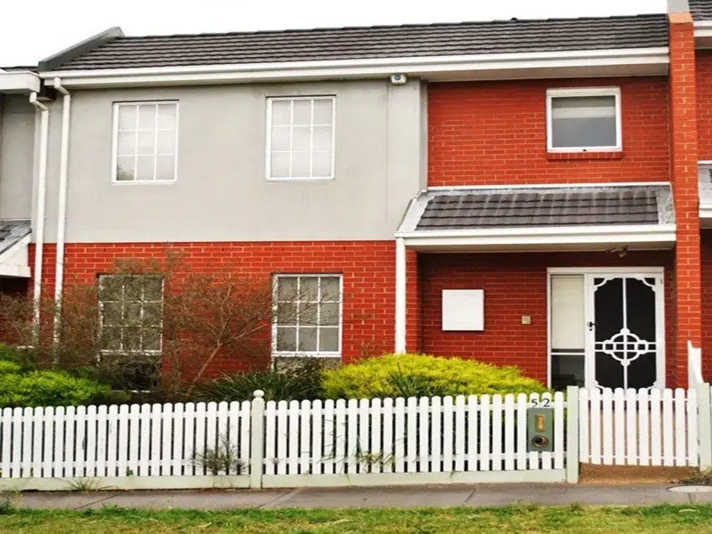 SPACIOUS TOWNHOUSE GREAT LOCATION!