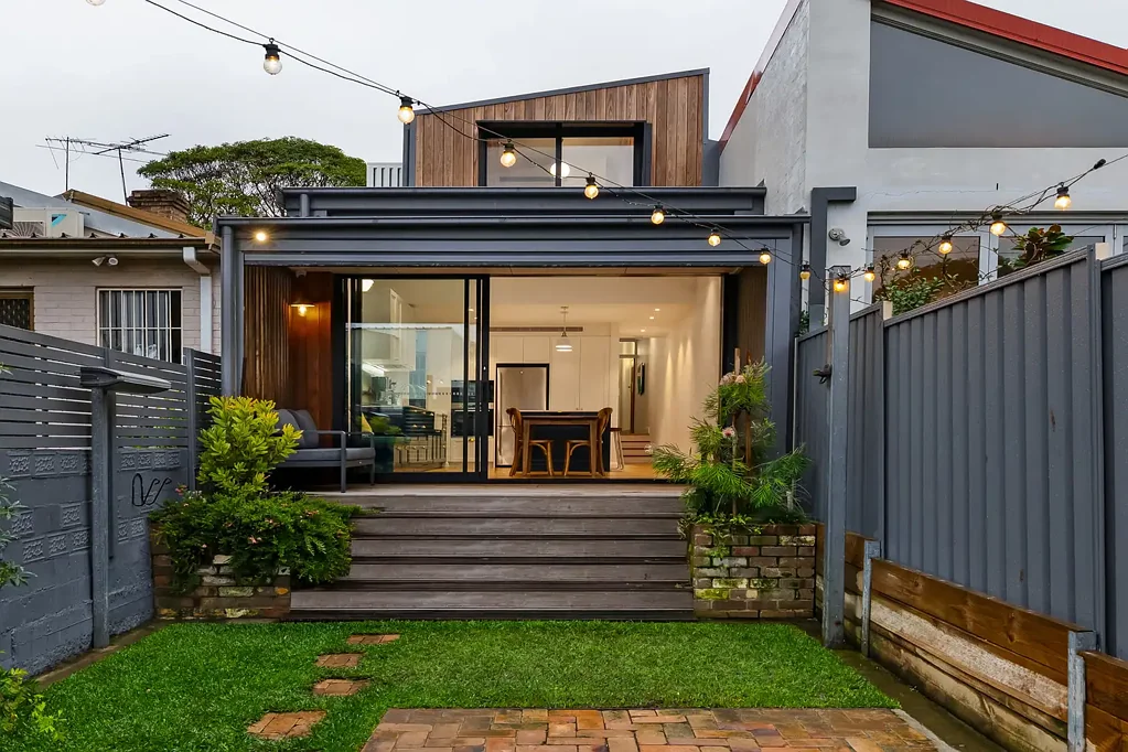 Marrickville 4房 Federation联排别墅 上层加建设计 天窗自然光 深蓝厨房石材岛台 东北朝向后院 邻近Enmore Park Four-bedroom family home with architectural flair