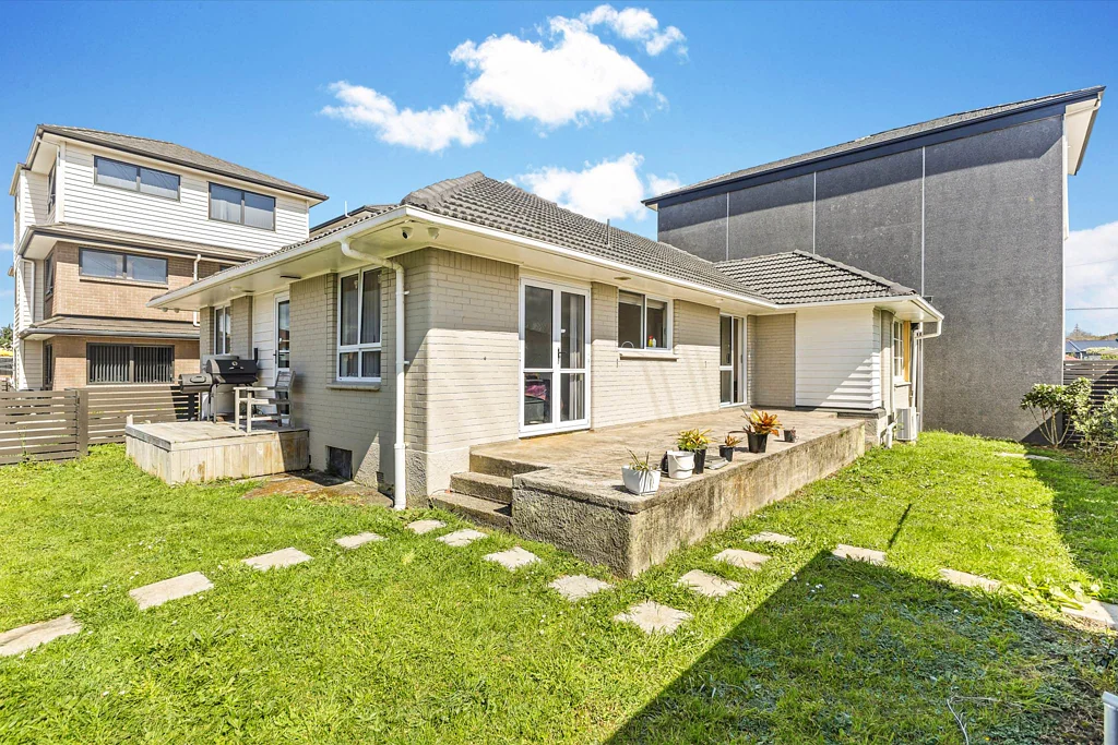 Mangere East 4房 业主诚意出售，机不可失！坚固砖瓦住宅，全面翻新，全围栏花园，拎包入住！ Rare Chance - Act Before It's Gone!