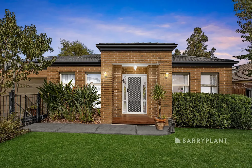 17 Hollyrood Drive, Berwick, VIC 3806