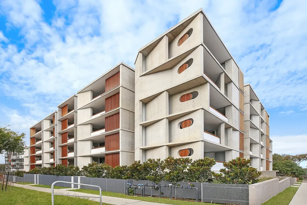 Sutherland 2房 朝北采光卓越 Miele电器高端 石材台面优雅 开放式空间宽敞 带套间主卧奢享 安全社区便捷 Luxury, Low-Maintenance Living