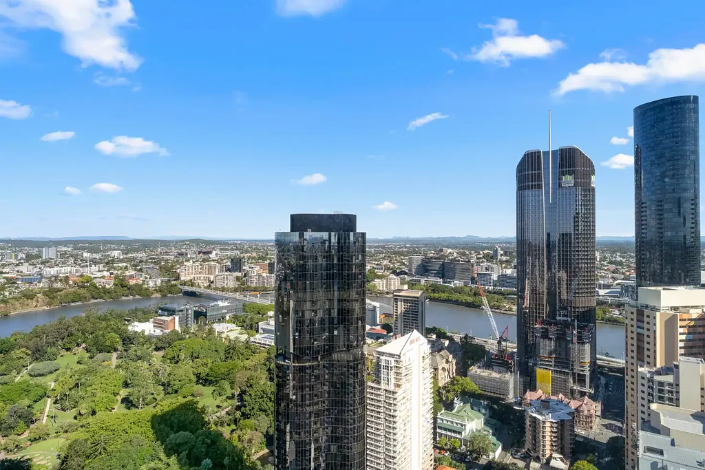 Brisbane City 2房 47层天际视野 105㎡宽敞空间 欧洲电器厨房 全落地窗采光 步行商圈地铁站 停车位储物笼齐全 Expansive Level 47 Residence with Car Space and Storage!