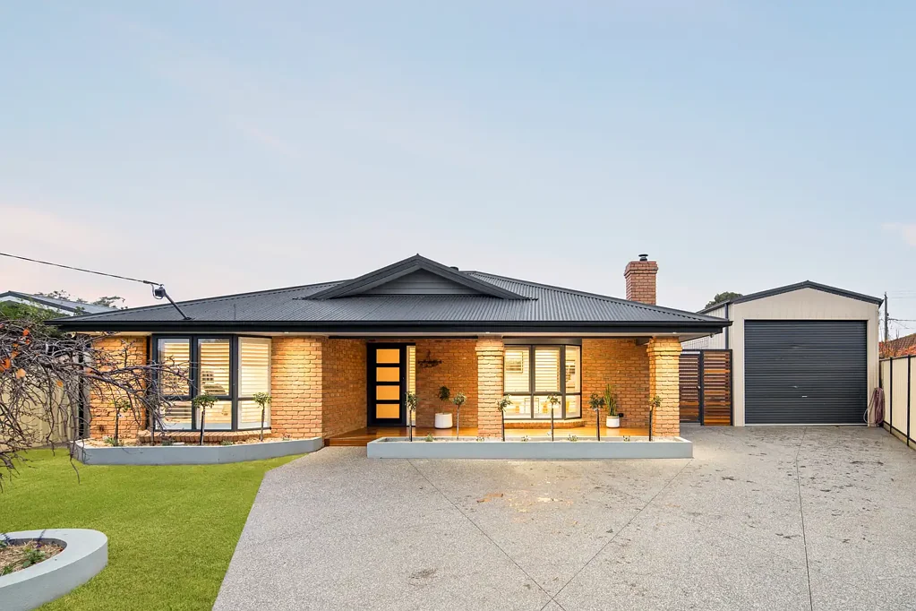 Altona Meadows 3침실 An Opulent Family Sanctuary with Elite Workshop & Car Accommodation 3 Bed + Study | 2 Bath | 4+ Car Garage / Workshop | Inground Pool & Spa