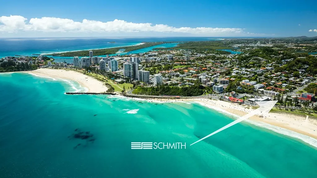 5 MINUTE WALK TO KIRRA BEACH