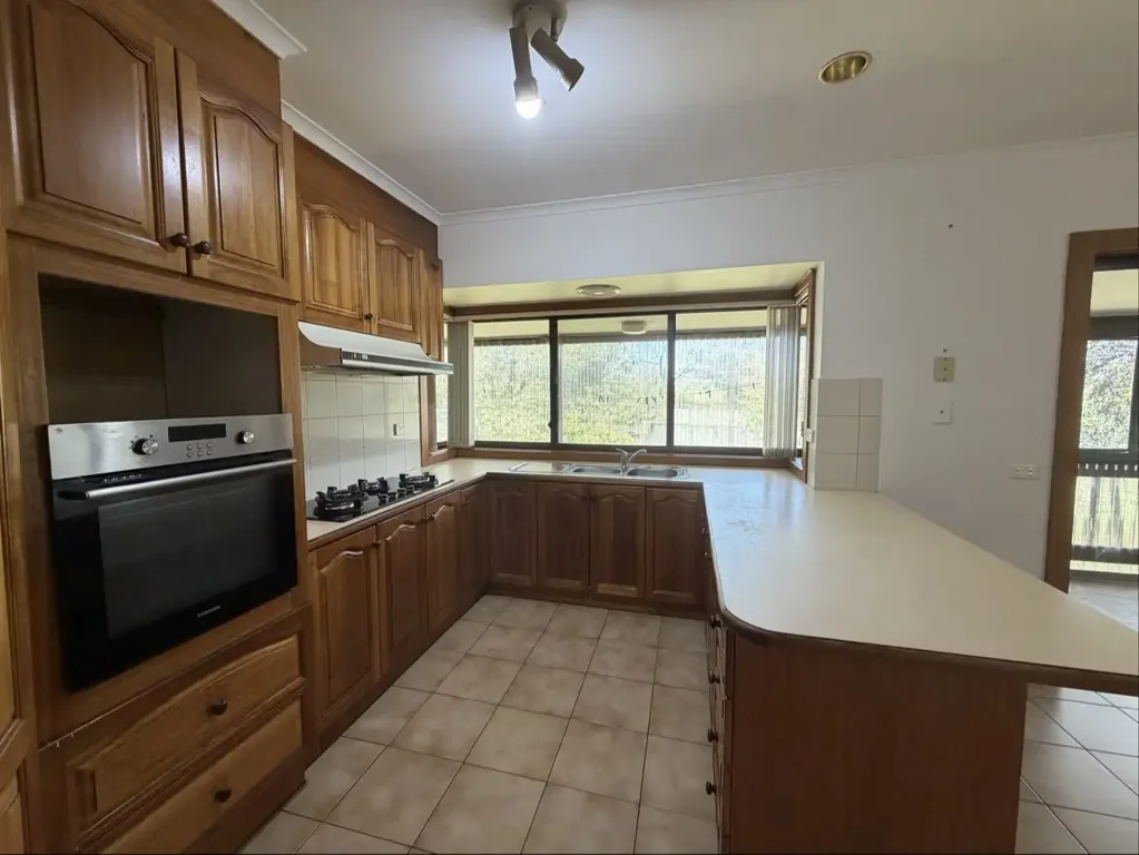 Semi-rural feel but still within reach of Melbourne Amenities
