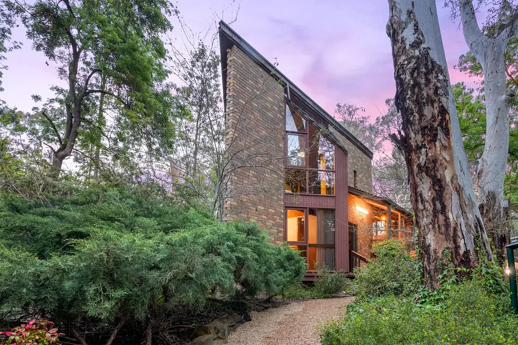 Hawthorndene 3ਬੈੱਡਰੂਮ Retreat to a tri-level gem carved out of nature, designed by its architect owner