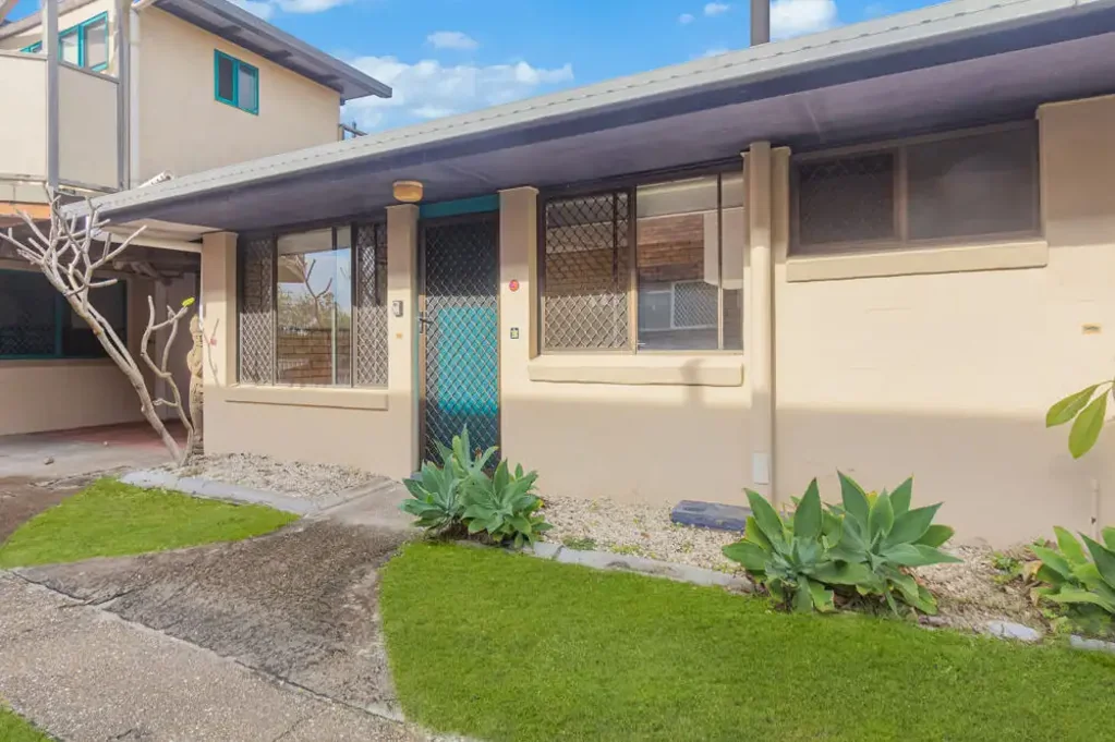 BEACHFRONT TWO BEDROOM UNIT - HASTINGS POINT