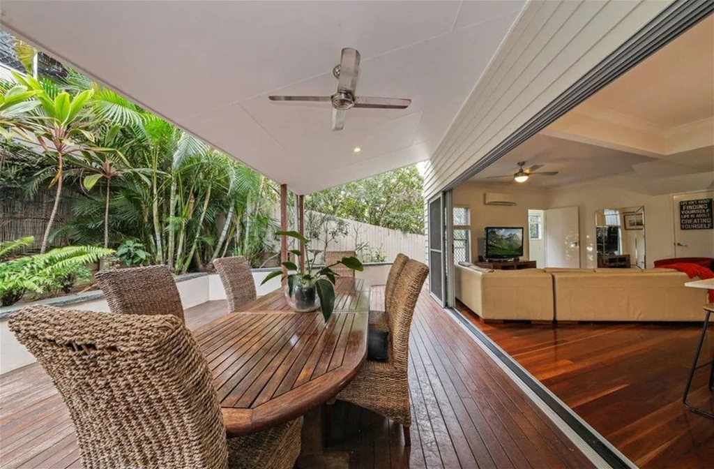 Modern Fully Furnished 4 bedrooms  Luxury Townhouse in Milton Dual Living Short or long term available.