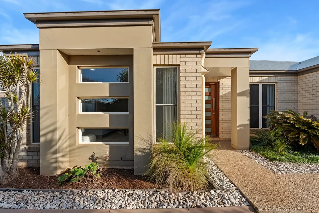 Executive Style Family Home in Sought After Middle Ridge Location!