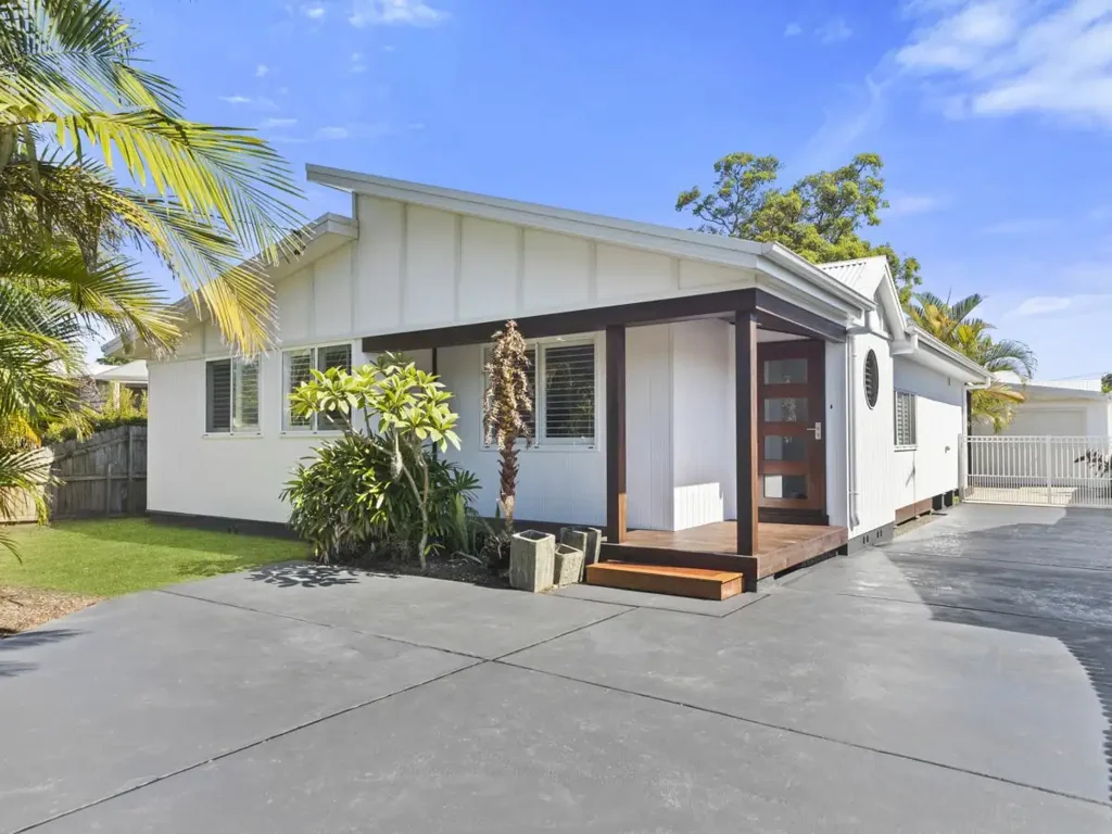 Long Jetty 5房  Stunning 5-Bedroom Renovated Home with Dramatic Vaulted Ceilings & Oversized Gar