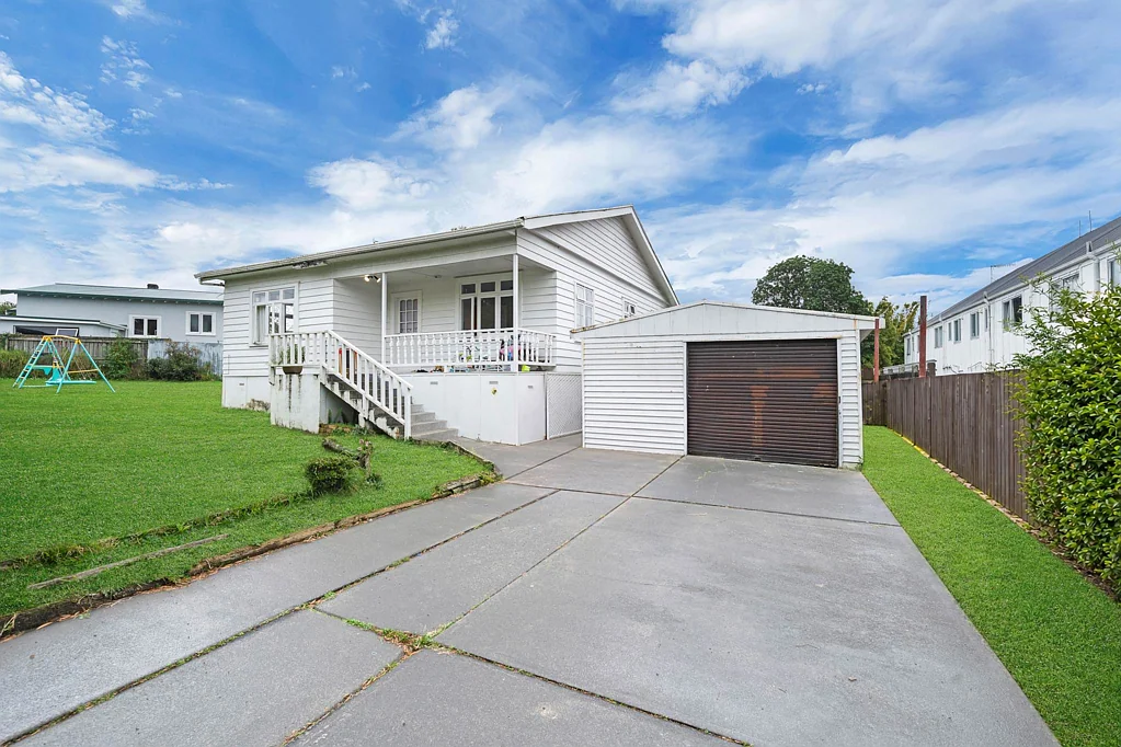 New Lynn 3 Slaapkamer Wide Frontage! 1012m² Urban Zone – Develop or Hold
