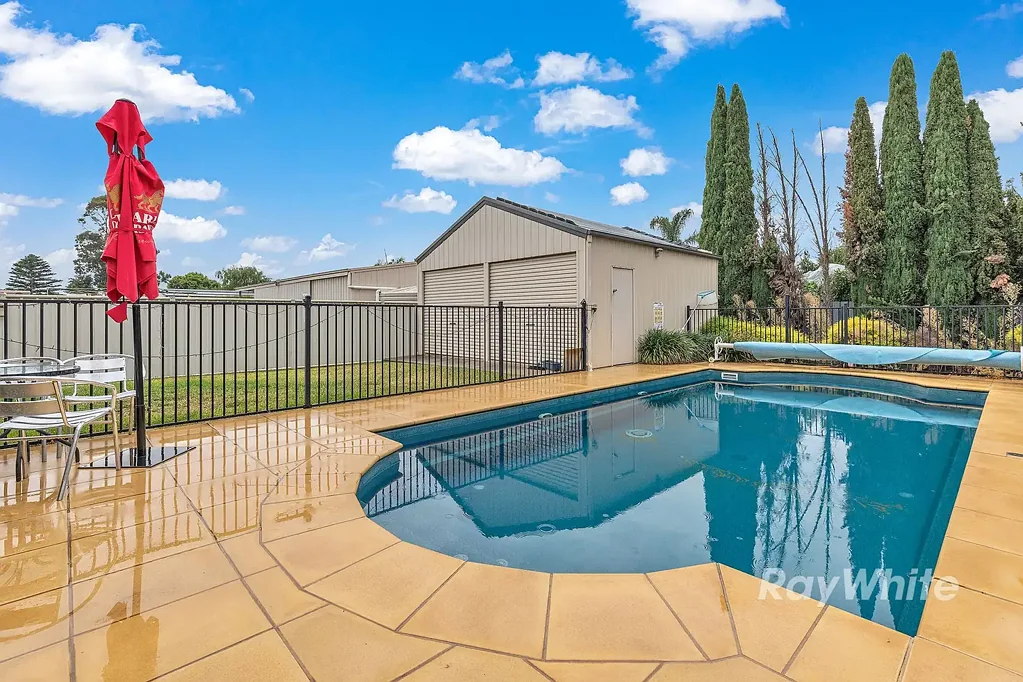Rochester 4Habitaciones Embrace Family Living: Spacious 4-bedroom Home, Pool, and Dual Living Areas