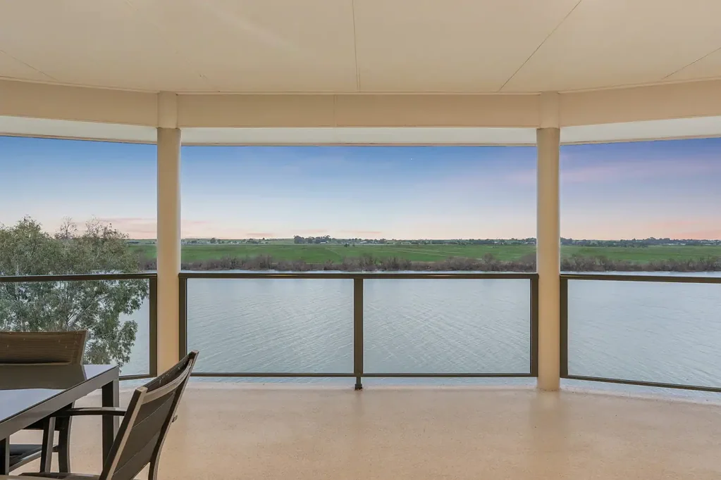 Wellington East 5房  Absolute Riverfront Luxury with Private Beach, Boat Ramp Access & Exceptional Shedding