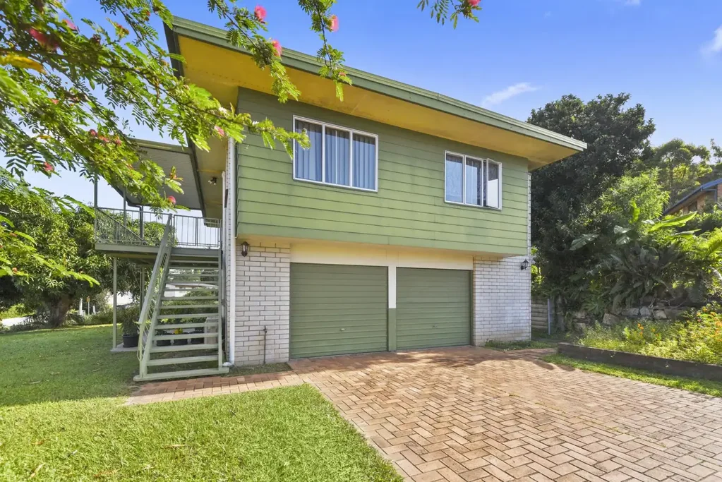 HIGH SET HOME - DUAL LIVING POTENTIAL!