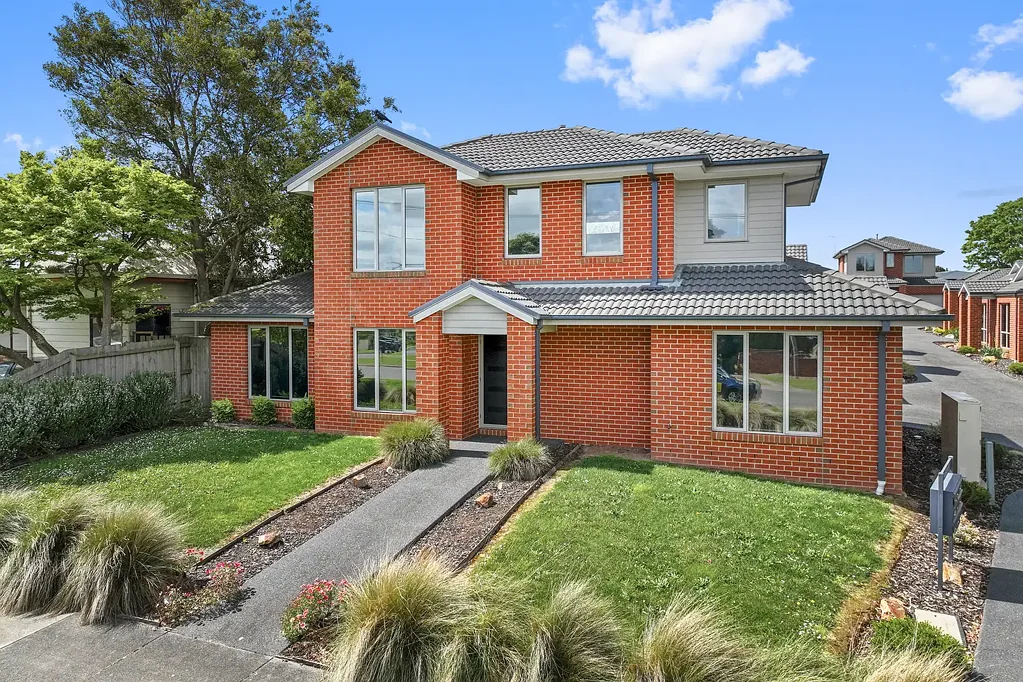 Drouin 3Moenga MODERN TOWNHOUSE!
