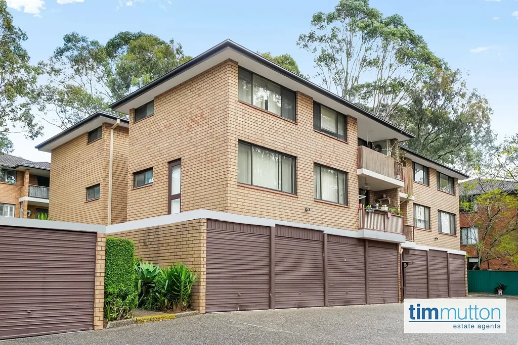 Kirrawee 2房 黄金地段顶层公寓 开放式生活区 绿树景观阳台 充足厨柜空间 主卧带柜 大型浴室 内部洗衣区 锁车库指定车位 安全对讲机 无忧生活方式 Charming Apartment in the Heart of Kirrawee